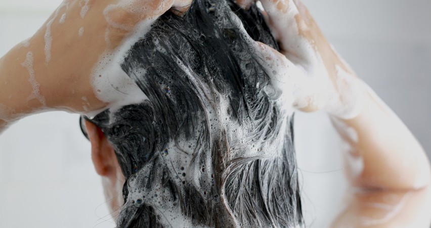 Mycie włosów w zbyt gorącej lub zimnej wodzie...