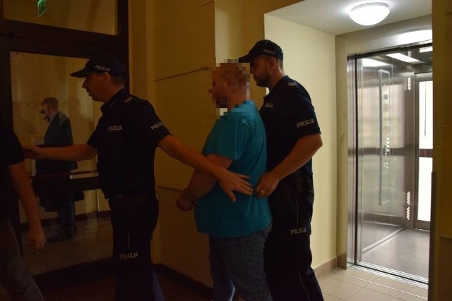 Przemysław G. zgwałcił 15-letniego chłopca w WC baru w Łasinie - uznał grudziądzki sąd i skazał pedofila na 7,5 roku więzienia. Z karą nie godzą się rodzice chłopca. Będą apelować w Toruniu.