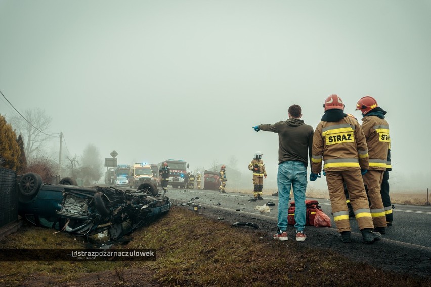 Wypadek na drodze wojewódzkiej w gminie Czernichów. Dachowanie pojazdów i trzy osoby ranne [ZDJĘCIA]