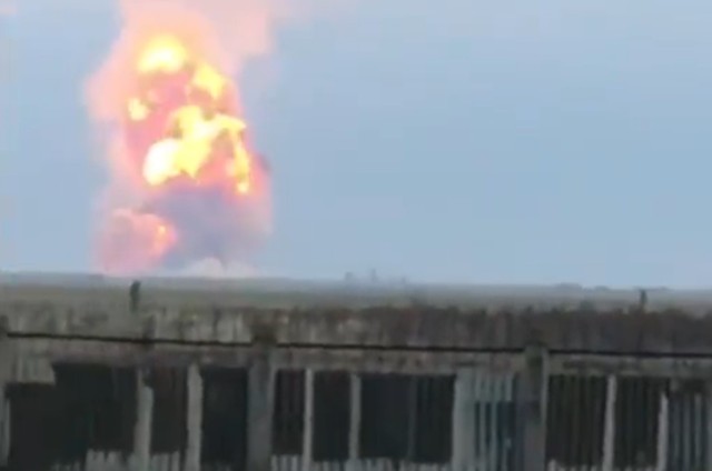 Rosyjskie Ministerstwo Obrony nazwało wybuch sabotażem. Przedstawiciele ukraińskich władz wyrazili radość z powodu incydentu, jednak nie potwierdzili, że stoi za nim ukraińskie wojsko.