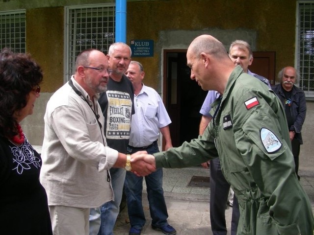 i generał brygady pilot Tomasz Drewniak, komendant garnizonu 4. Skrzydła Lotnictwa Szkolnego w Dęblinie