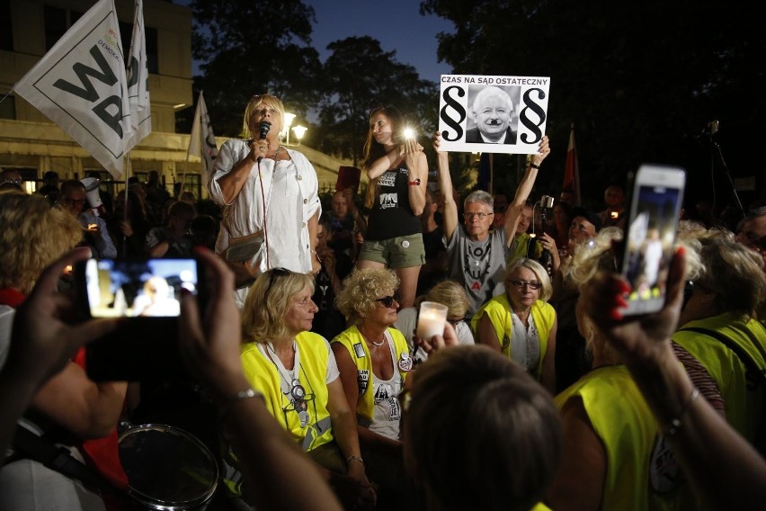 Protest w obronie sądów przed budynkiem Senatu w Warszawie