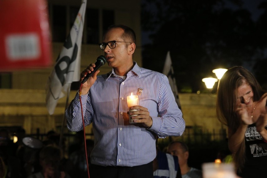 Protest w obronie sądów przed budynkiem Senatu w Warszawie