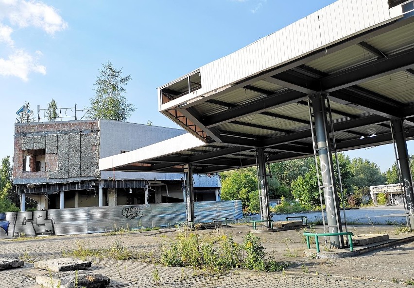 Kraków. Niedokończone, zniszczone budynki od wielu lat stoją i straszą przechodniów [ZDJĘCIA]