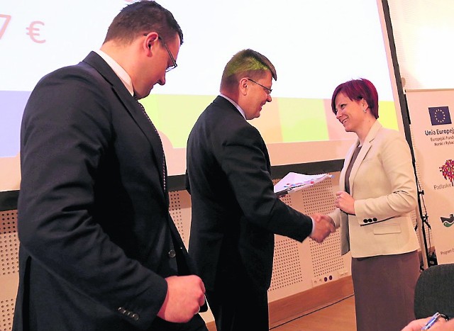 Umowę na unijne dofinansowanie podpisała Urszula Jabłońska, szefowa LGD N.A.RE.W