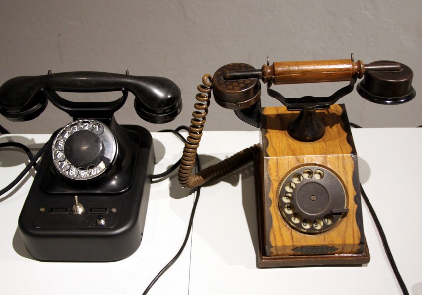 Teatr NN zaprasza na wystawę starych aparatów telefonicznych. Tak wyglądają przodkowie komórki (ZDJĘCIA)