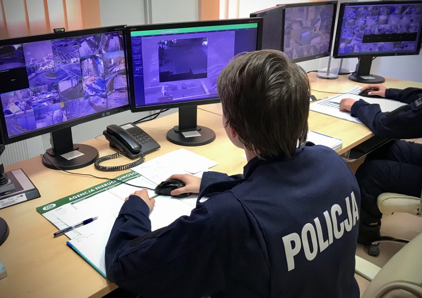 Policjanci i strażnicy miejscy obserwują Koszalin za pomocą kamer monitoringu miejskiego