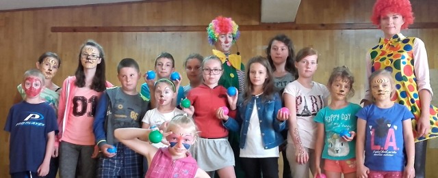 Uczestników imprezy w bibliotece w Pływczewie  do wspólnej zabawy  zaprosiła para klaunów-animatorów.
