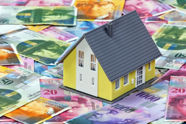 Przewalutowanie kredytu mieszkaniowegoPosłowie zakończyli prace nad ustawą o pomocy dla osób, które zaciągnęły kredyty w walutach obcych. Ostatecznie ustawę polski parlament uchwalił w późnych godzinach wieczornych w środę 5 sierpnia.