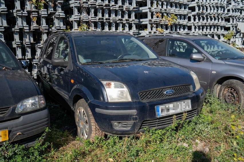 Porzucone pojazdy często szpecą, zajmują miejsca postojowe,...