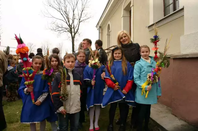 Na zdjęciu, jedna z organizatorek konkursu - Bożena Pawelec oraz uczniowie klasy III szkoły w Skaryszewie: od lewej Ola Mkuch, Zuzia Król, Piotr Gutowski, Kasia Pawlak, Dominika Madej, Julka Molenda i Ola Karolak.