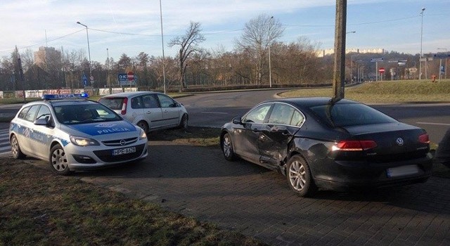 W jadącego rondem Wyszyńskiego osobowego passata wjechał kierujący fordem. Siła uderzenia była na tyle duża, ze auto wypadło z jezdni. Na miejsce przyjechało pogotowie ratunkowe i policja. Dwie osoby - po jednej z forda i passata - zostały zabrane do szpitala.Przeczytaj też:   Ten basen to legenda! Szkoda, że w ruinie [oś czasu]