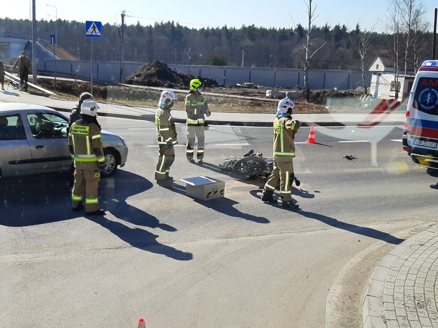 Zderzenie motoroweru z samochodem osobowym w Woli...