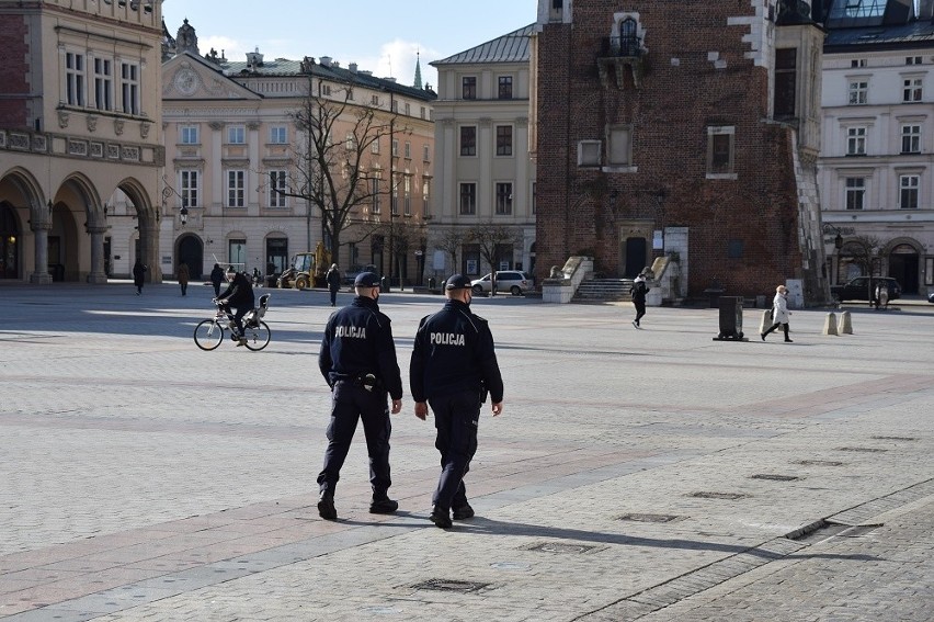 Kraków. Nie wszyscy noszą maseczki, policja interweniowała 215 razy. Kontrolowano też restauracje