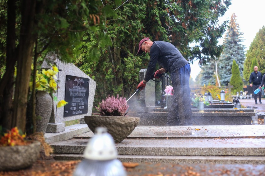 Koniec października to czas wzmożonych prac na cmentarzach....