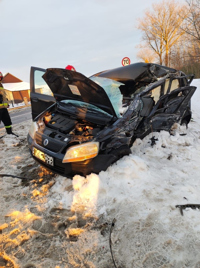 Wypadek na drodze krajowej nr 79 w Woli Biechowskiej. Zderzyły się fiat punto i ciężarówka 