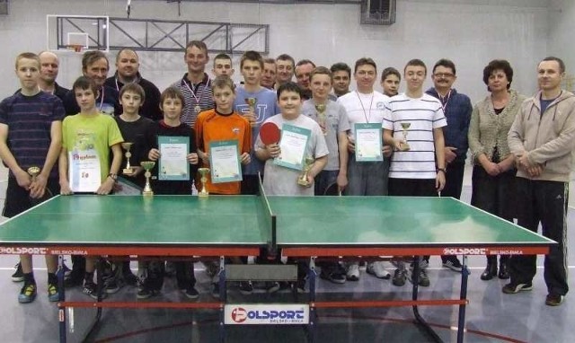 Wszyscy nagrodzeni w przedświątecznym turnieju w Złotej. W I Rodzinnym Turnieju Tenisa Stołowego zmagało się w sportowej rywalizacji 11 drużyn.