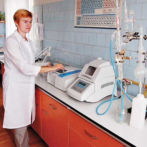Katarzyna Żuk w laboratorium w szczecineckiej oczyszczalni ścieków, które także zostanie zmodernizowane.