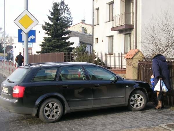 Na ulicy Wojska Polskiego w Zwoleniu niektórzy parkują w taki sposób.