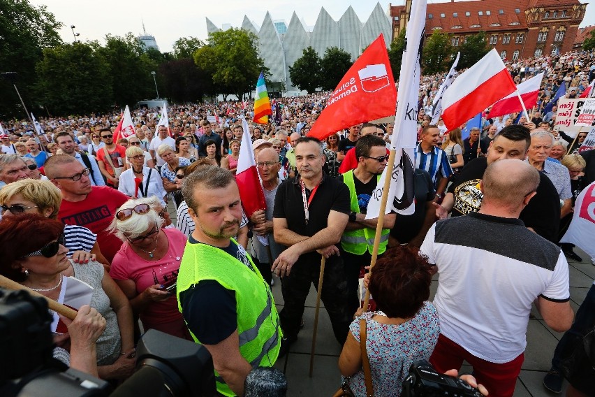 Protest na Placu Solidarności przeciwko reformie sądów. Przyszedł tłum [zdjęcia, wideo] 