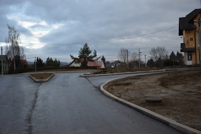 Nowy Sącz. Rondo turbinowe na osiedlu Helena pokryły pierwsze warstwy asfaltu [ZDJĘCIA]