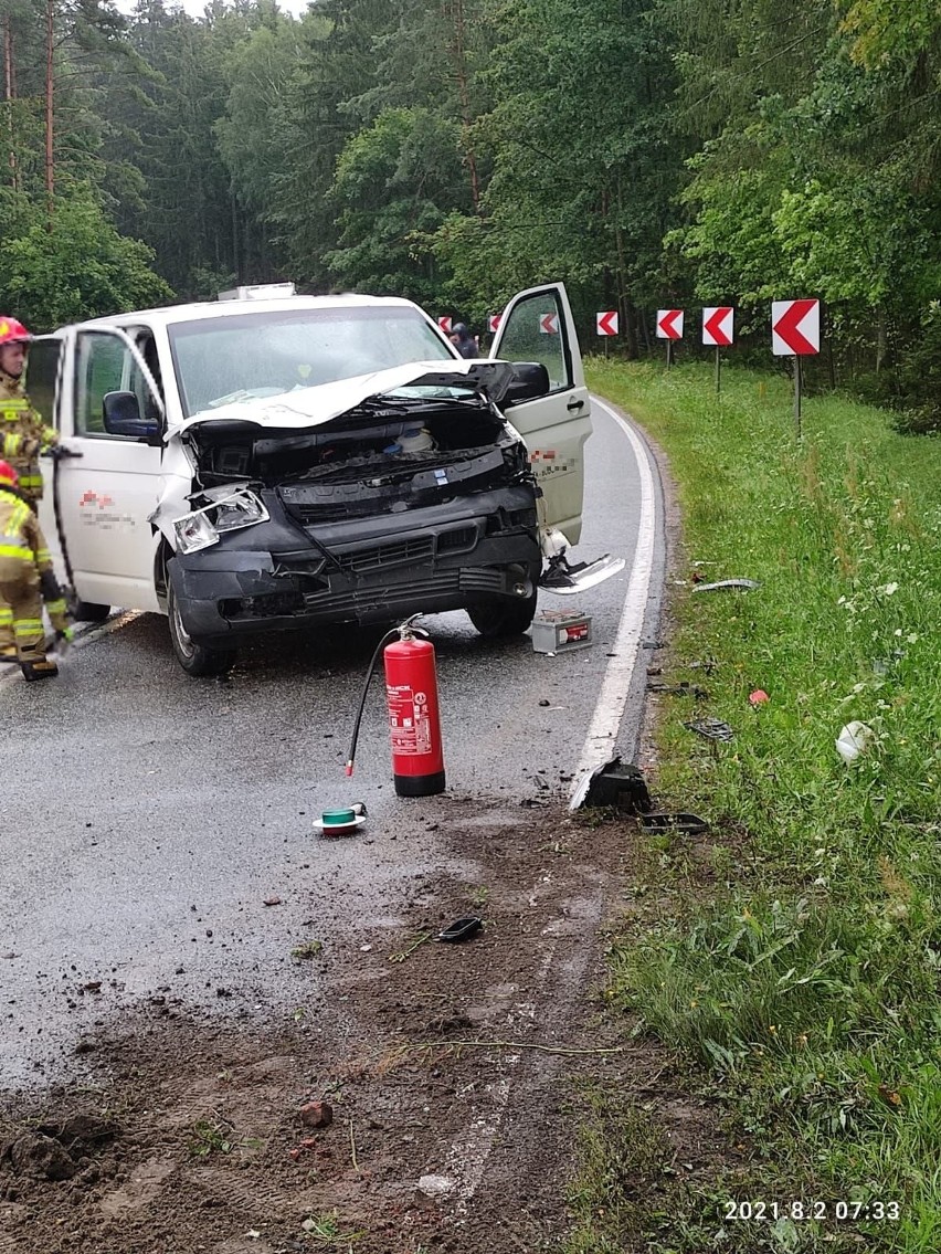 Wypadek w Wierzbinach. W czołowym zderzeniu audi z busem...