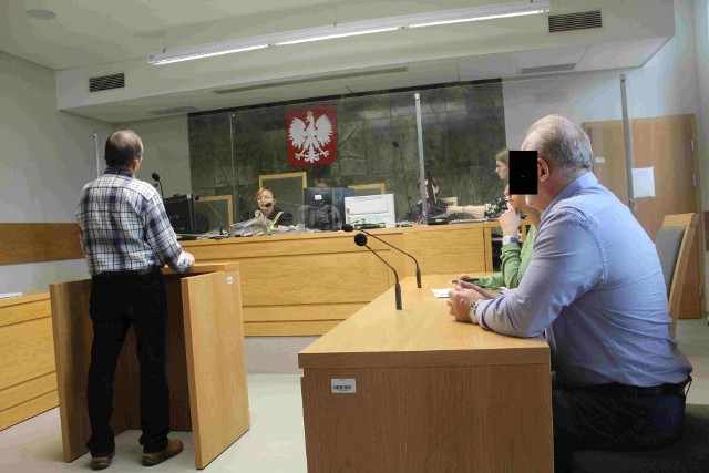 Świadek Jan Z. przed krakowskim sądem opowiada o napadzie z 1999 r. o udział w którym jest oskarżony Sławomir T. ps. Teges ( z prawej)