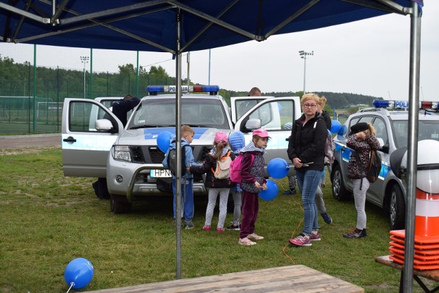 Od piątku 31 maja do soboty 1 czerwca na terenie usteckiego Ośrodka Sportu i Rekreacji trwały obchody Dnia Dziecka. Były gry i zabawy oraz konkursy z nagrodami. Można było zobaczyć wystawa sprzętu służb mundurowych - straży pożarnej, szkoły policji ze Słupska, WOPR, Centralnego Poligonu Sił Powietrznych oraz Centrum Szkolenia Marynarki Wojennej i usteckiej policji. W usteckim domu kultury odbyły się spektakle w wykonaniu usteckich nauczycieli. Oprócz przedstawienia dzieci otrzymały również owocowy poczęstunek. Mogły również uczestniczyć w warsztatach malowania kamieni. W sobotę 1 czerwca odbyła się także gra terenowa "Z historią po Ustce".