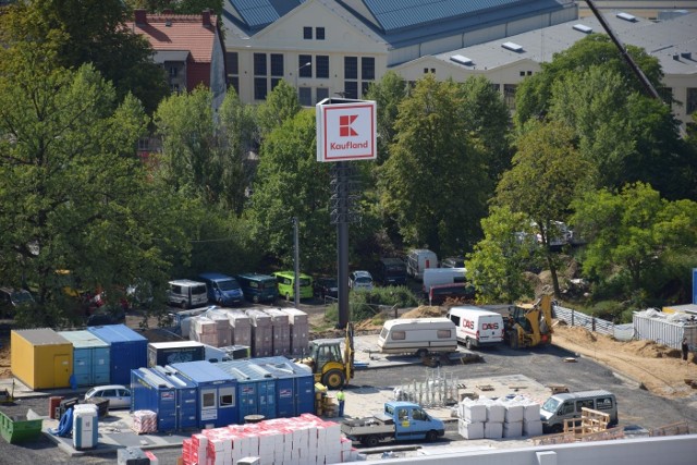 Dużo dzieje się na budowie nowego kompleksu handlowego na terenie po byłej Estradzie w Zielonej Górze. Zmiany widać z dnia na dzień. Tuż obok, na skrzyżowaniu ulic Wrocławskiej i Sienkiewicza powstaje też nowe rondo, które ma usprawnić ruch w tym miejscu po otwarciu nowej galerii. Widać nawet już jego pierwszy zarys. Jeśli wszystko pójdzie zgodnie z planem to w listopadzie inwestycja powinna być już gotowa. Zobaczcie, jak dziś wygląda budowa i jak zmieniła się już okolica.Przejdź do GALERII>>Zobacz też: Przebudowa wiaduktu kolejowego na ul. Batorego w Zielonej Górze