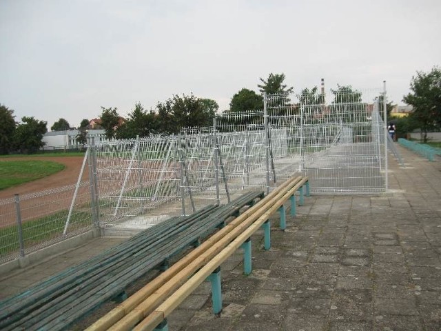 Na stadionie miejskim w Sławie trwają pierwsze prace remontowe. Zamontowano ogrodzenie, publiczność oddzielona zostanie od boiska tzw. klatką oraz odnowiona zostanie część siedzisk na trybunach.