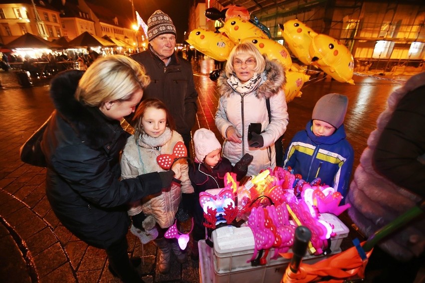 Sylwester 2017 na wrocławskim Rynku. Tak wrocławianie przywitali Nowy Rok [MNÓSTWO ZDJĘĆ]