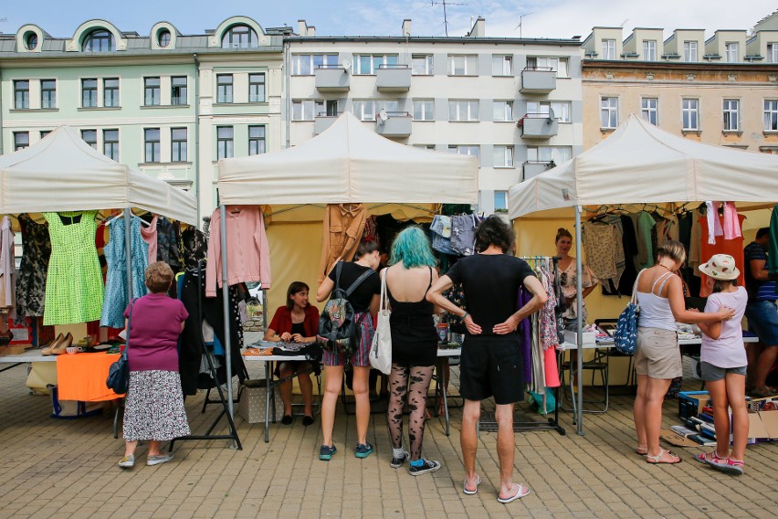 Podgórska wyprzedaż garażowa. Zobacz, czym handlowali krakowianie [ZDJĘCIA]