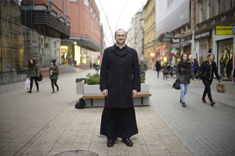 Ksiądz Adam Pawłowski rozdawał... pieniądze podczas mszy...