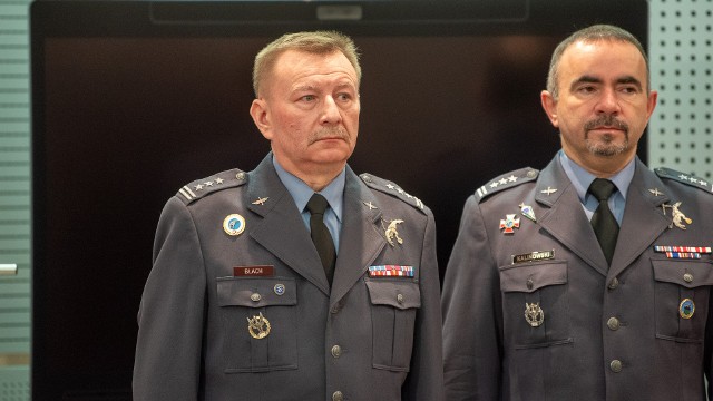 Płk pil. Leszek Błach (po lewej) - szef Zespołu Zapewnienia Jakości w Lotnictwie w MON i przewodniczący nowo powołanego zespołu ds. podkomisji smoleńskiej.