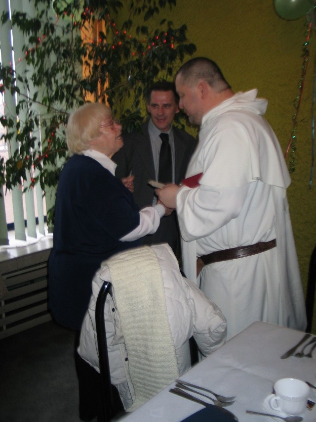 Na opłatku życzono sobie przede wszystkim zdrowia i  spełnienia marzeń. Na zdjęciu Halina Lisowska, prezes koła  oraz Krzysztof Parol przeor klasztoru Dominikanów Tarnobrzegu.