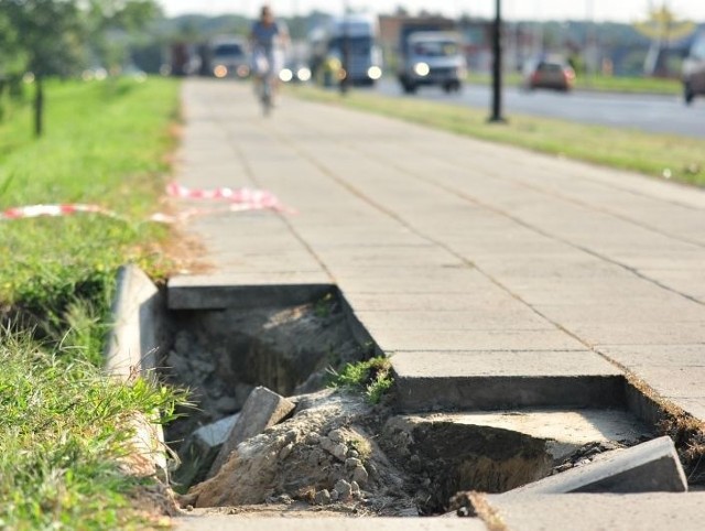Dziura w chodniku przy ulicy Sikorskiego w Tarnobrzegu jest coraz większa. Chuligani w miniony weekend zniszczyli zabezpieczenie wyrwy.