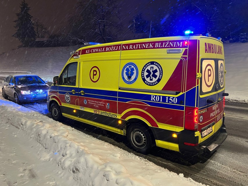 Jedna osoba trafiła do szpitala w wyniku zderzenia dwóch osobówek na ul. Zadwórzańskiej w Przemyślu.