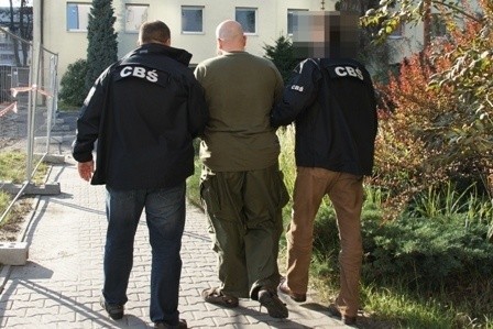 Gang handlarzy bronią w Łódzkiem. Funkcjonariusze CBŚ zatrzymali 13 osób [ZDJĘCIA+FILM]