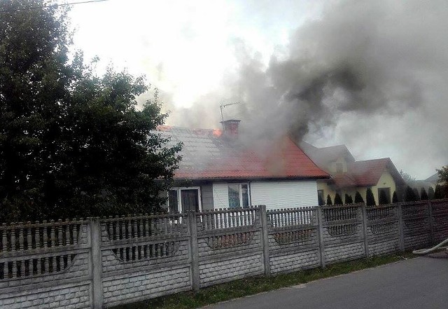 Pożar w Janowie koło Kozienic. Spaleniu uległ dach i strop budynku.