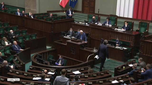 Trzecia ustawa dotyczącą walki z ekonomicznymi skutkami pandemii koronawirusa została przyjęta przez Sejm. Posłowie zaakceptowali 47 z 87 poprawek Senatu. Posłowie - jak bywało to już wcześniej - na wniosek wicemarszałka Sejmu Ryszarda Terleckiego, poprawki Senatu głosowali blokami. Razem te, których przyjęcie rekomendowała komisja, a w kolejnym głosowaniu te, które rekomendowała odrzucić. Opozycja skrytykowała taki sposób prac nad ustawą.