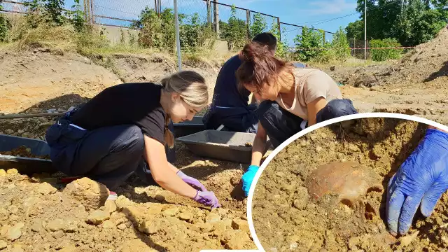 W trakcie badań archeologicznych, które prowadzi fundacja „Silesia”, wspólnie ze studentami z Uniwersytetu Opolskiego, odkryto szkielety należące do 68 osób. Kolejne dwa szkielety będą podjęte w ciągu najbliższych dni.