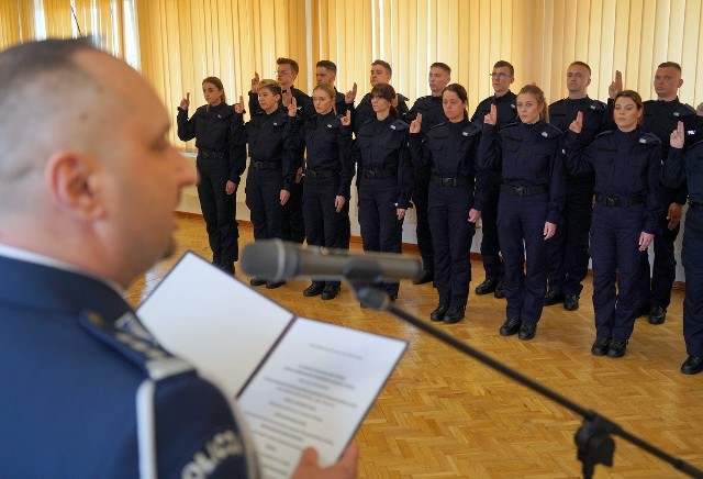 Uroczystość ślubowania nowo przyjętych policjantów została zorganizowana w sali konferencyjnej Komendy Wojewódzkiej Policji w Bydgoszczy.