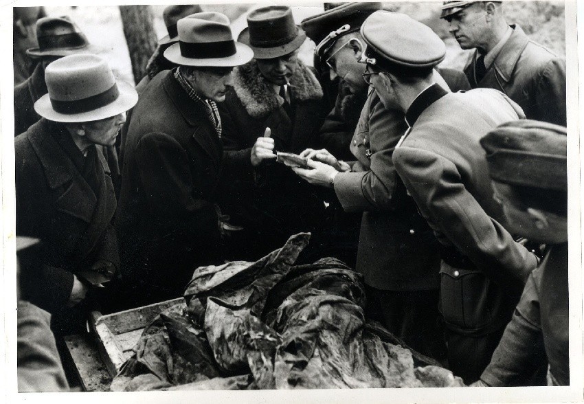 Masowy grób oficerów – ekshumacja w 1943 roku