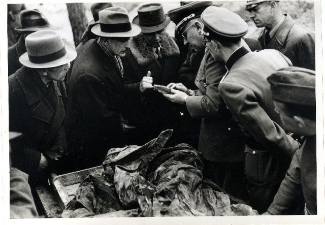 Masowy grób oficerów &#8211; ekshumacja w 1943 roku