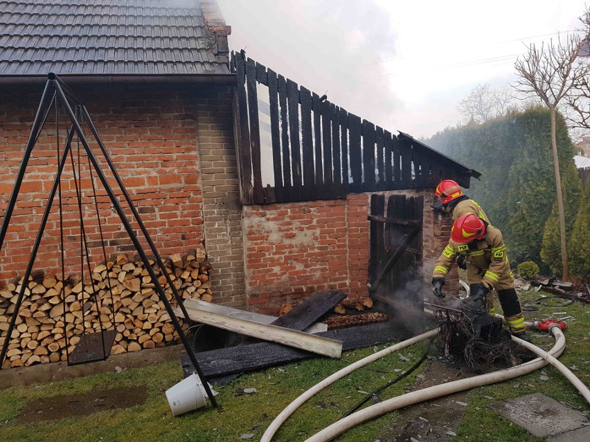 Poranny pożar szopy w miejscowości Mściów. W akcji strażacy