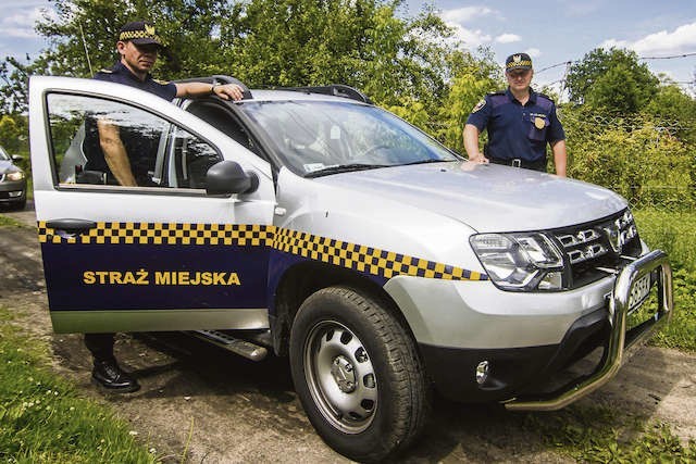 Nowa dacia duster strażników w piątek krążyła m.in. po terenie ogródków działkowych przy Toruńskiej. Na zdjęciu Tomasz Mruk i Rafał Mróz