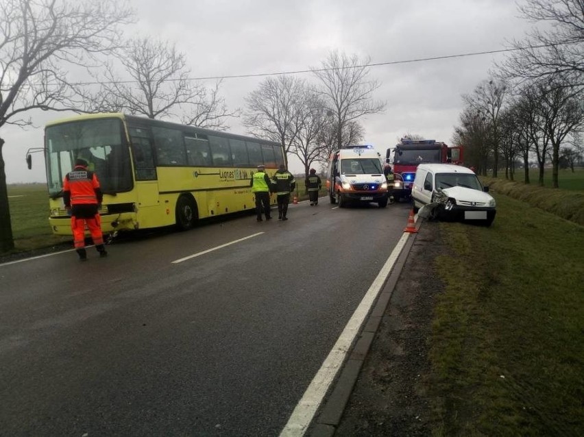 Ze wstępnych informacji wynika, że dwie osoby ucierpiały w...