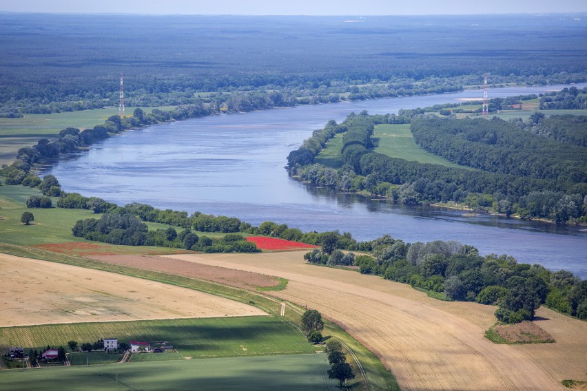 Niesamowite zdjęcia Wisły z powietrza. Kadry z wystawy...