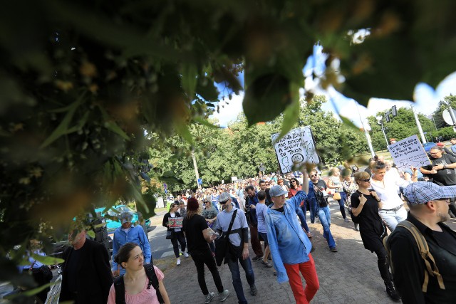 Podczas obu demonstracji i czwartkowych rozmów opiekunowie drzew apelowali, aby nie niszczyć dwóch szpalerów lip na placu Rapackiego