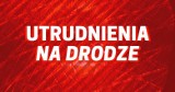 Ulica Brzeska w Raciborzu częściowo nieprzejezdna. W wyniku awarii ciężarówki na jezdnię rozlał się olej